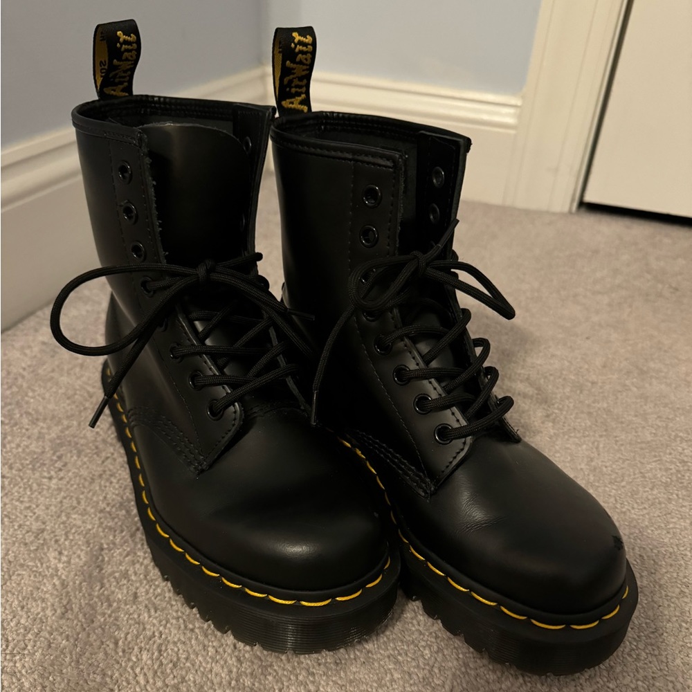 DR MARTEN’S WOMEN’S SIZE 7- WORN ONCE